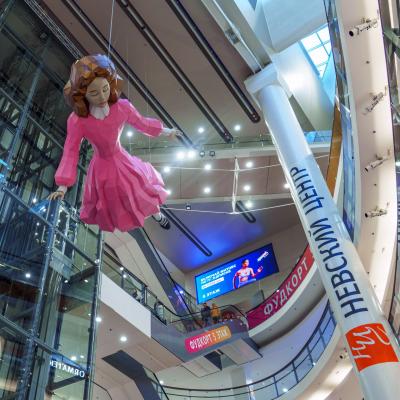 Алиса парит над «Невским»: в центре Петербурга появилась шестиметровая героиня из бумаги