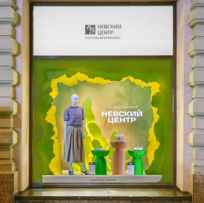 ТК «Невский центр» «распаковал» новые витрины на весенний сезон