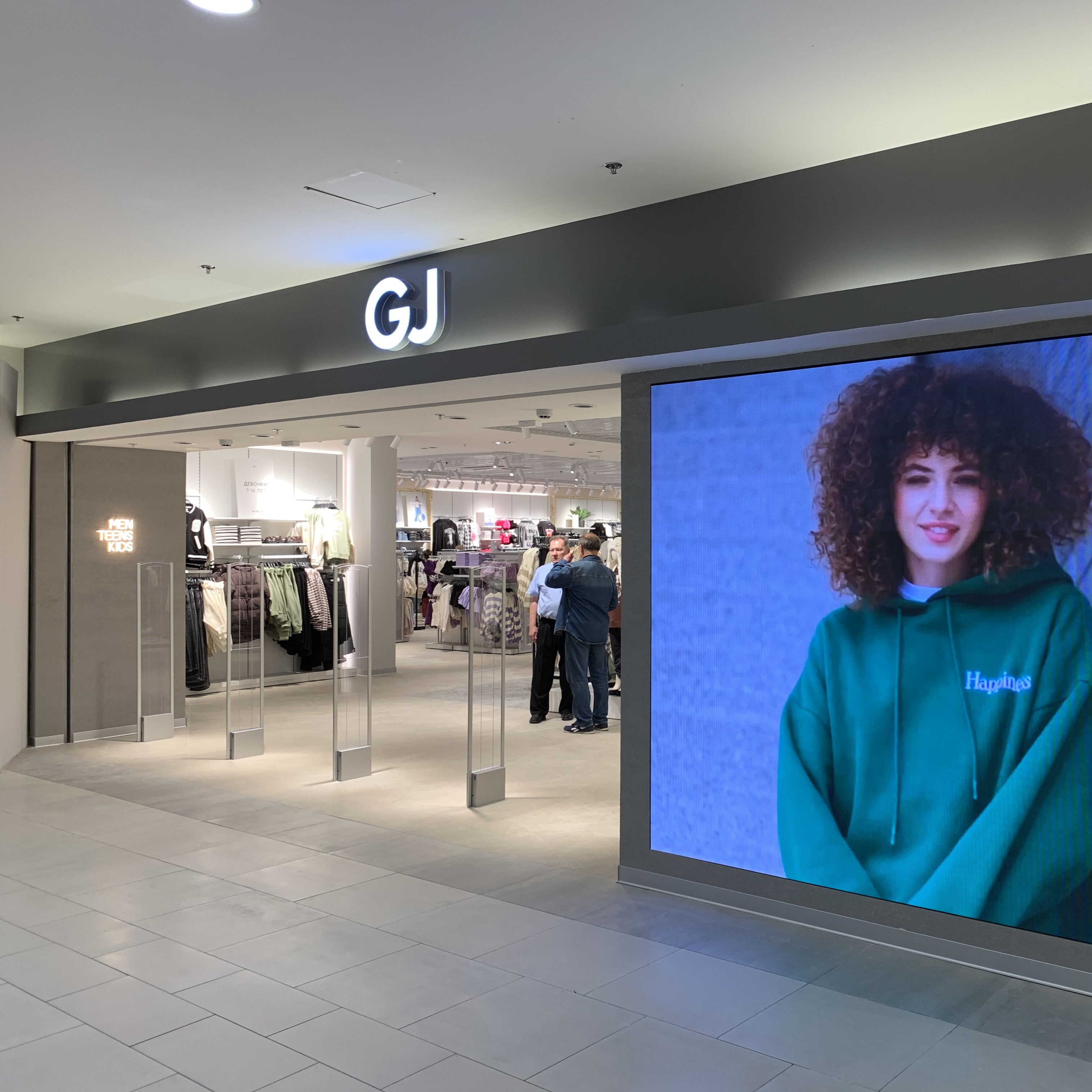 В ТК «Невский Центр» открылся флагманский магазин бренда Gloria Jeans
